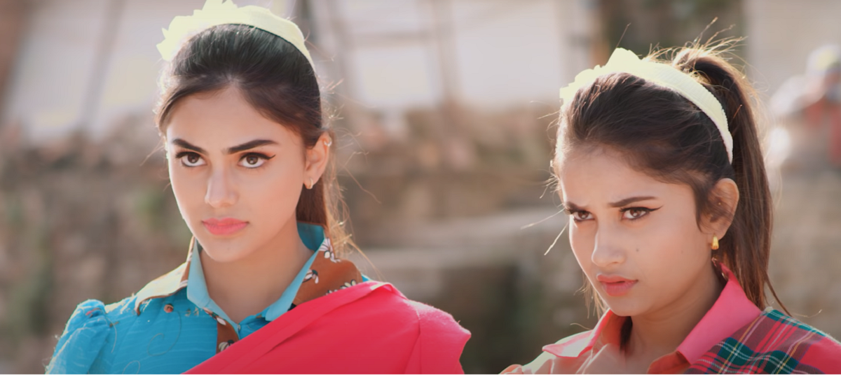 गीतको एक दृश्यमा मोडल  श्रेया सिटौला र एलिना चौहान